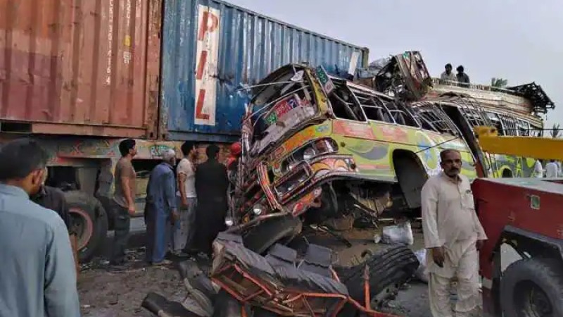 পাকিস্তানে বাস-ট্যাঙ্কারের সংঘর্ষে নিহত ২০