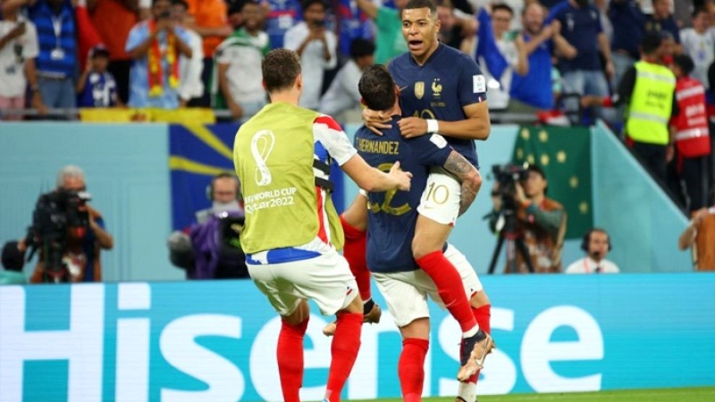 এমবাপ্পের জোড়া গোলে বিশ্বকাপের নকআউট রাউন্ডে ফ্রান্স