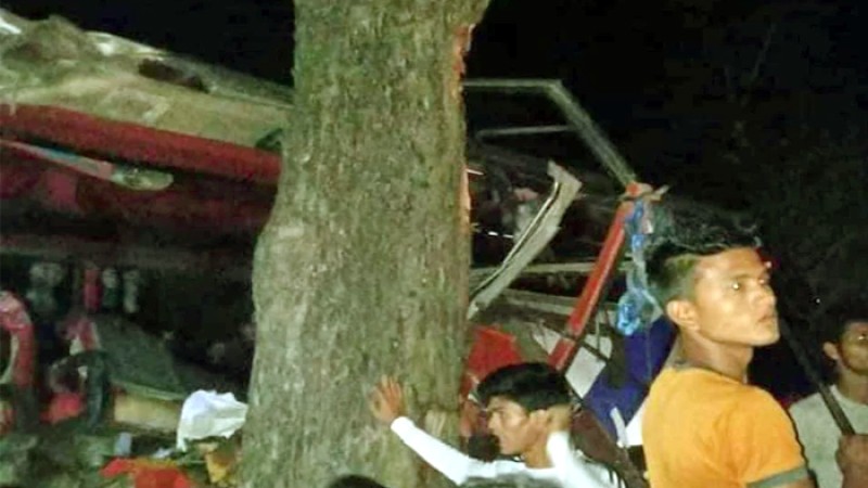 দিনাজপুরে নিয়ন্ত্রণ হারিয়ে গাছের সঙ্গে বাসের ধাক্কায় নিহত ২