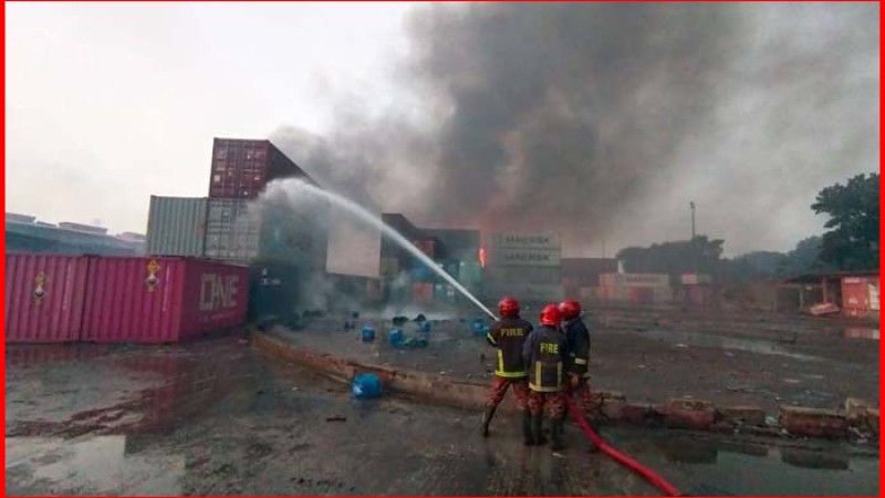 কনটেইনার ডিপোর আগুন নেভেনি এখনো