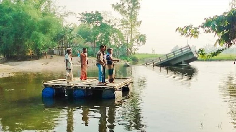 কুড়িগ্রামে নির্মাণের ৩ মাসের মাথায় ভেঙ্গে পড়েছে ব্রিজ