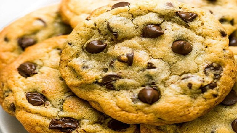 অল্প উপকরণেই বানিয়ে ফেলুন সুস্বাদু চকলেট চিপ কুকিজ