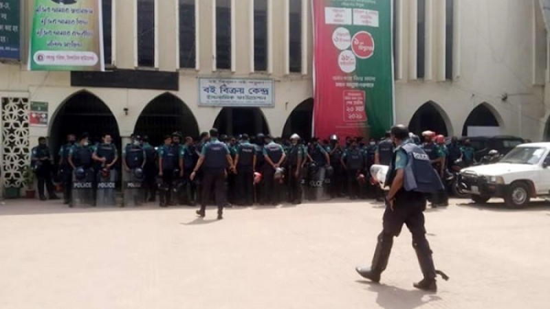 বায়তুল মোকাররমে হেফাজতের বিক্ষোভ চলছে, সতর্ক অবস্থানে পুলিশ