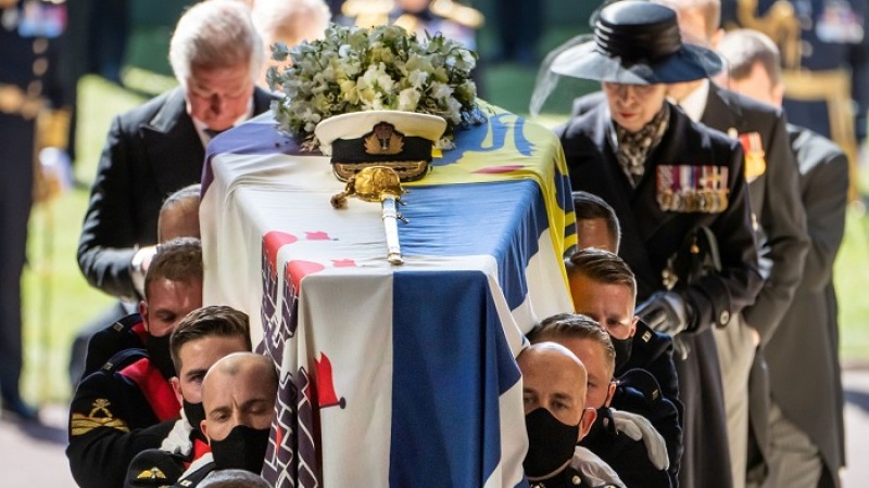 বিদায়েও উদ্ভাসিত রানী