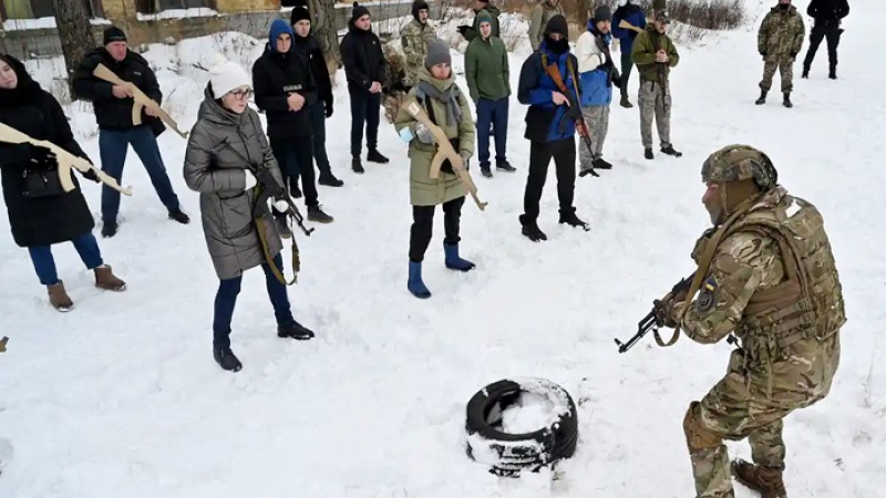 নাগরিকদের বন্দুক দিচ্ছে ইউক্রেন, শেখাচ্ছে বোমা তৈরি