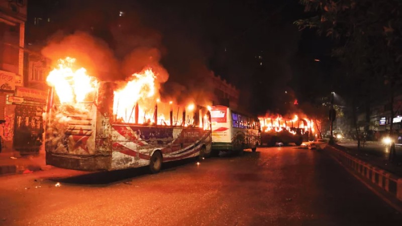 রামপুরায় বাসে আগুন : ২ মামলায় আসামি ৮০০