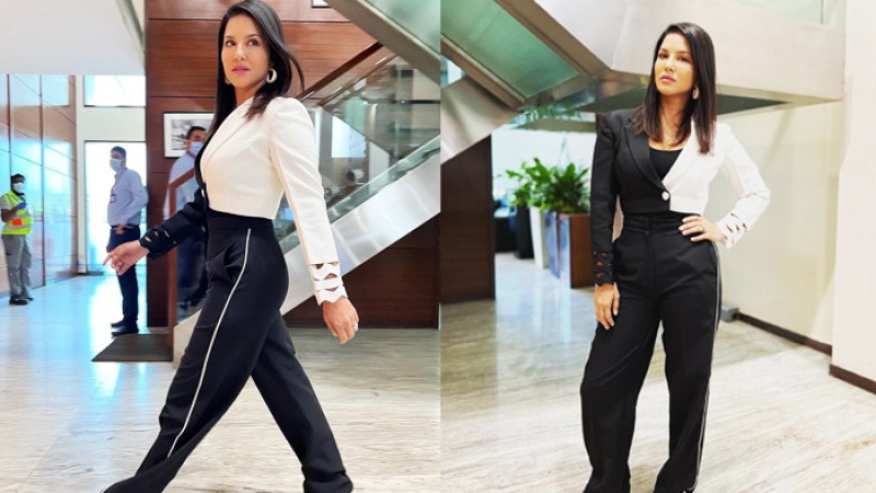 ঢাকা ছাড়লেন সানি লিওনি