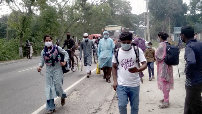 পাটুরিয়া-দৌলতদিয়া নৌরুটে লোকাল বাসের যাত্রীদের ভোগান্তি