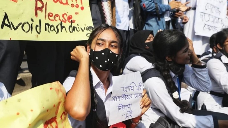 অবরোধের ঘোষণা দিয়ে রাস্তা ছাড়লো রামপুরায় আন্দোলনরত শিক্ষার্থীরা