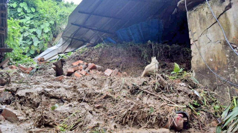 মহেশখালীতে পাহাড় ধসে শিশুর মৃত্যু