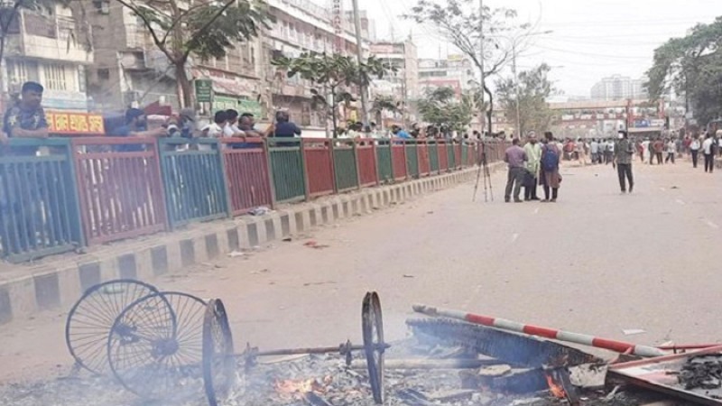 ব্যবসায়ীদের বক্তব্য প্রত্যাখ্যান করে সড়কে শিক্ষার্থীরা