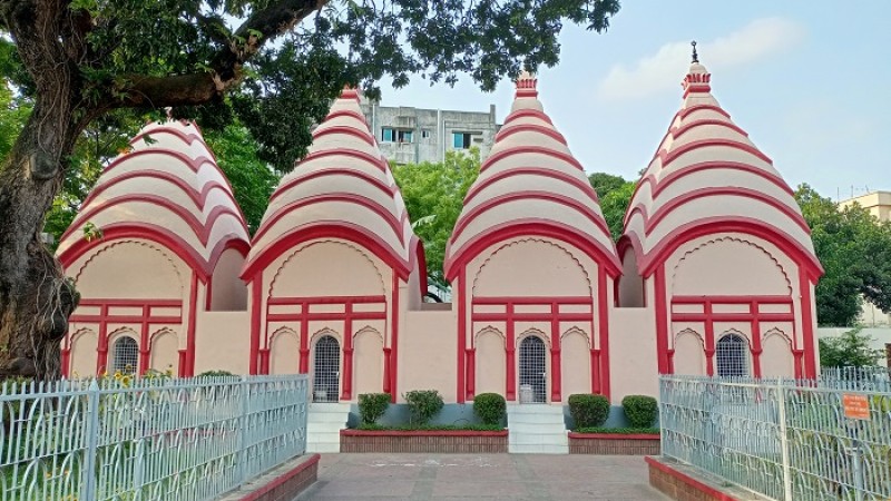 ঘুরে আসুন ঢাকেশ্বরী মন্দির থেকে