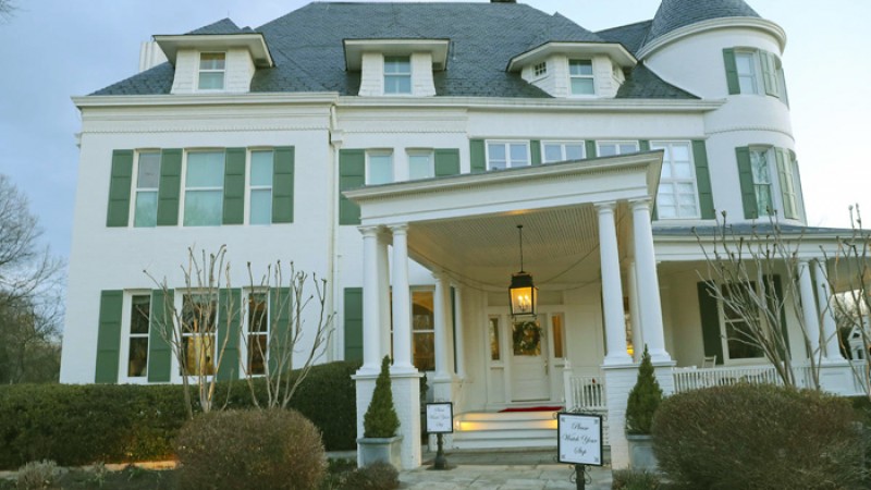 কমলা হ্যারিসের বাসভবনের বাইরে থেকে অস্ত্রসহ যুবক গ্রেপ্তার