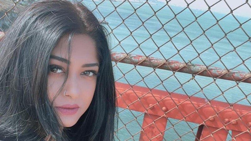 চেষ্টা করছি শক্ত থাকতে : মৌসুমী