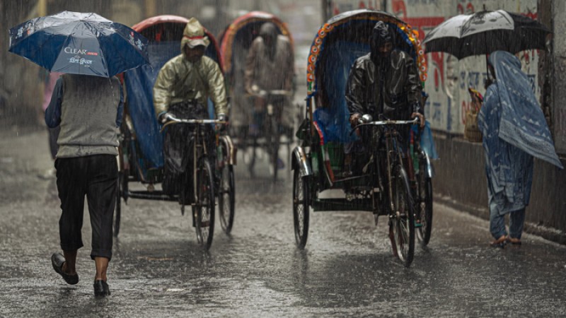 আকাশে মেঘের ঘনঘটা, বজ্রসহ বৃষ্টির আভাস