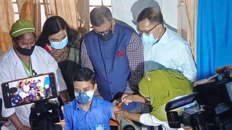 স্কুলশিক্ষার্থীদের পরীক্ষামূলক করোনার টিকা দেওয়া শুরু