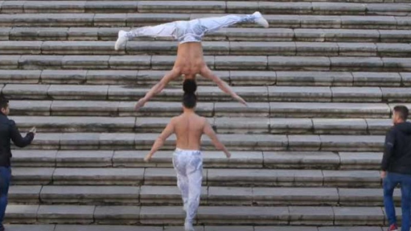 ভাইয়ের মাথায় ভারসাম্য রেখে সিঁড়ি বেয়ে গিনেস বুকে রেকর্ড