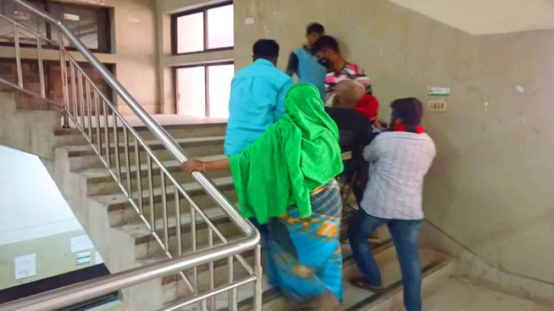 চার দিন ধরে লিফট নষ্ট সোহরাওয়ার্দী হাসপাতালের, দুর্ভোগে রোগীরা