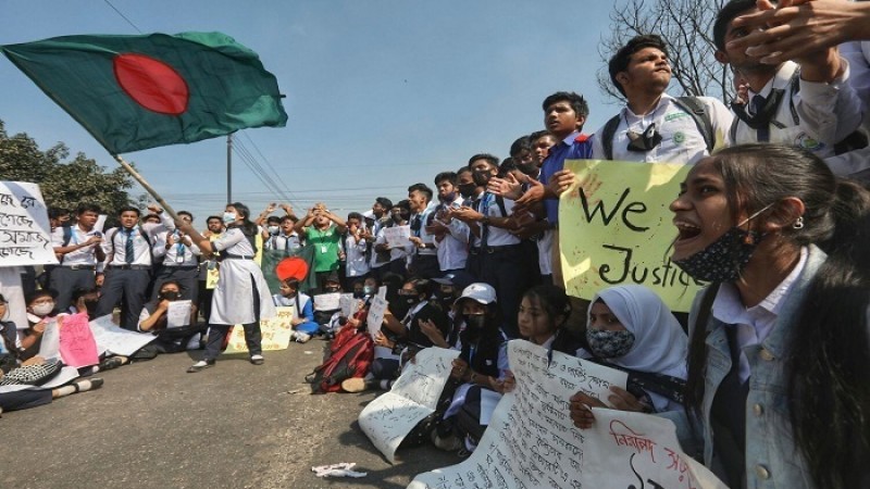 নিরাপদ সড়কের দাবিতে আবারও সড়কে শিক্ষার্থীরা
