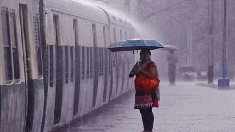 ঘূর্ণিঝড় আঘাত হানার আগে দেশজুড়ে প্রবল বৃষ্টি