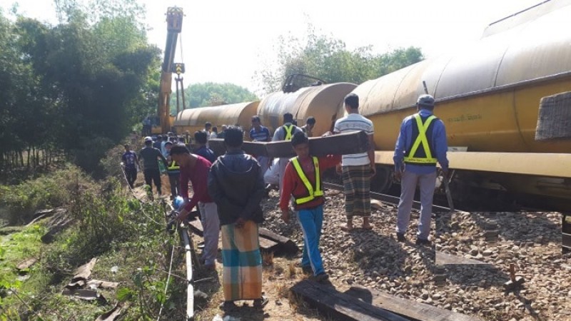 লাইনচ্যুত ট্রেনের ওয়াগন থেকে চলছে জ্বালানি তেল হরিলুট