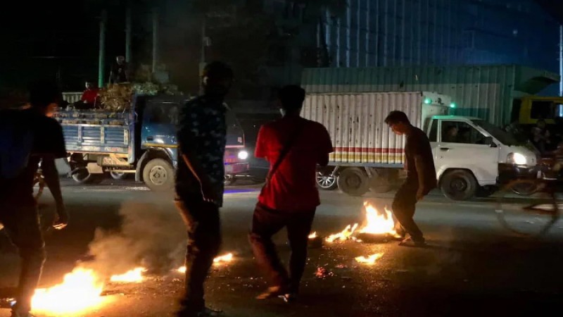 রাজধানীতে হরতালের সমর্থনে অগ্নিসংযোগ