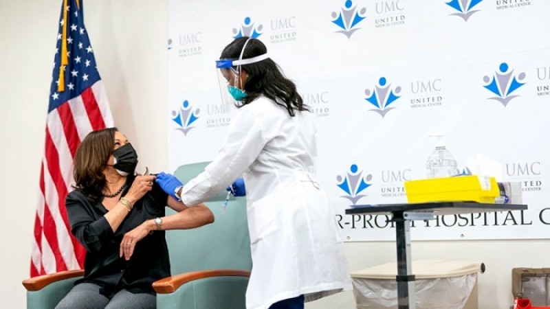 বাইডেনের পর টিকা নিলেন কমলা হ্যারিস