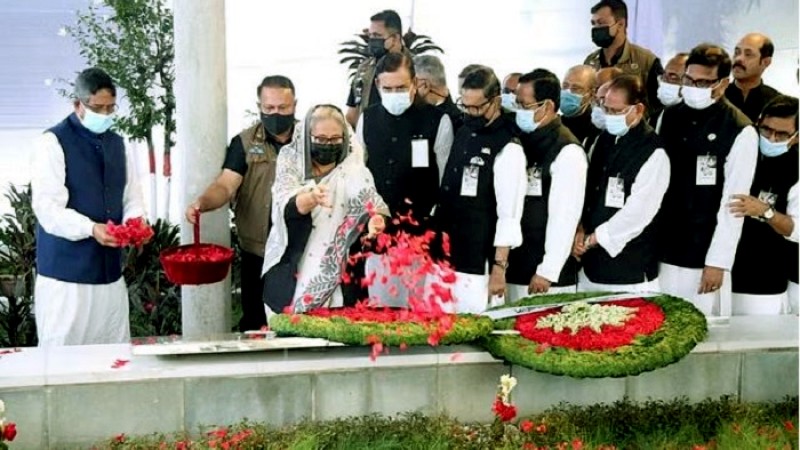জেলহত্যা দিবস : জাতীয় নেতাদের কবরে প্রধানমন্ত্রীর শ্রদ্ধা