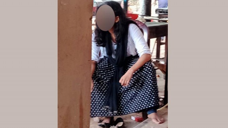 কে এই তরুণী, নাম জানতে চাইলেই তেতে উঠছেন?