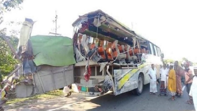দাঁড়িয়ে থাকা বাসকে ট্রাকের ধাক্কা, নিহত ৬