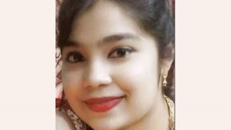 বিশ্ববিদ্যালয় ছাত্রীকে কোপালো কাজের বুয়ার মেয়ে