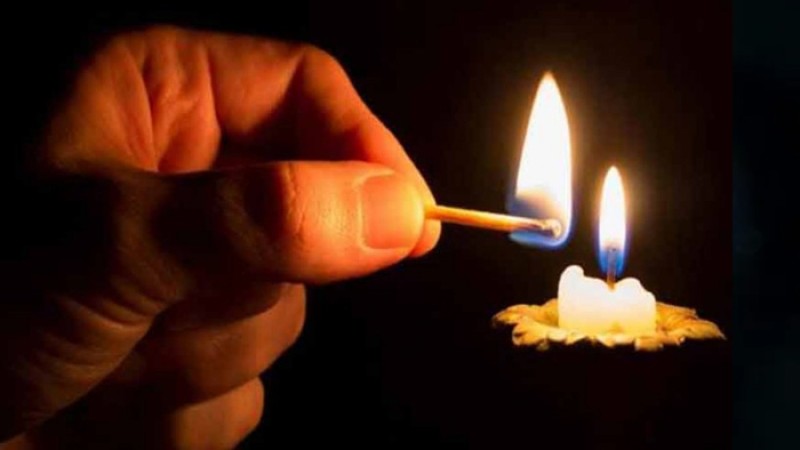 রাজধানীতে ১০ টাকার মোমবাতি এখন ৩০ টাকা