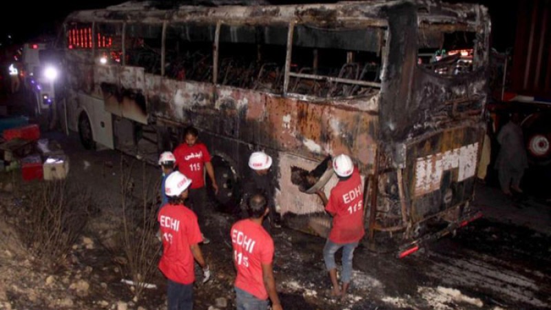 পাকিস্তানে বাসে আগুন, ১৭ জনের মৃত্যু