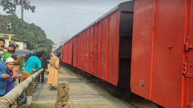 সাড়ে ১০ ঘণ্টা পর রেল যোগাযোগ স্বাভাবিক