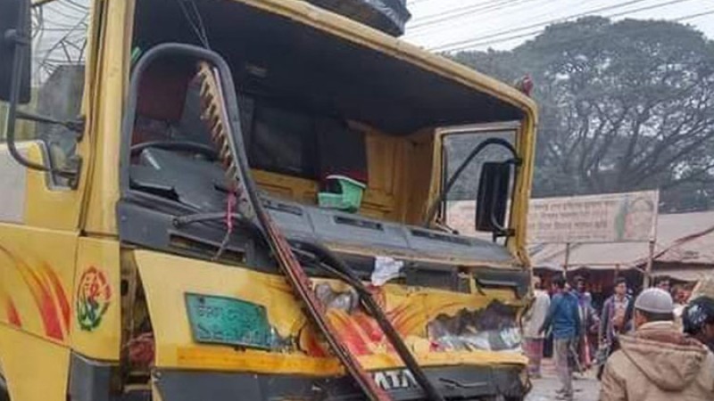 বাস-ট্রাক-মোটরসাইকেলের ত্রিমুখী সংঘর্ষ, নিহত ৩