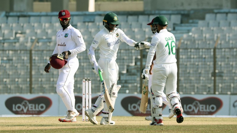 মুস্তাফিজের আঘাত আর মিরাজের শতকে এগিয়ে বাংলাদেশ