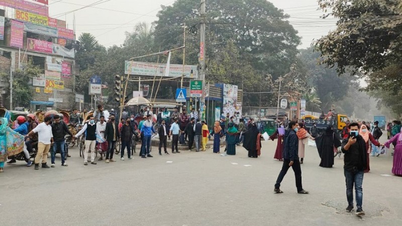 পরীক্ষা স্থগিতের প্রতিবাদে ৭ কলেজ শিক্ষার্থীদের নীলক্ষেত অবরোধ