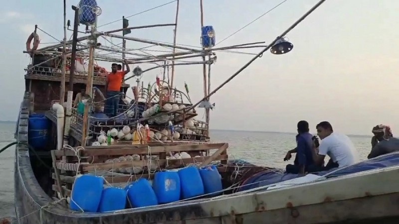 ঘূর্ণিঝড় সিত্রাংয়ের কবলে সেন্টমার্টিনে ১৩ ট্রলার ডুবি