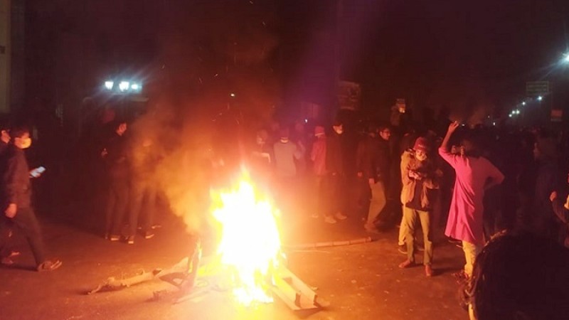 রাবি ক্যাম্পাস থেকে পুলিশ বাহিনী বের করে দিলেন শিক্ষার্থীরা