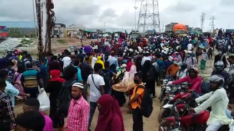 বিধিনিষেধ উপেক্ষা করে শিমুলিয়া-বাংলাবাজারে মানুষের ঢল