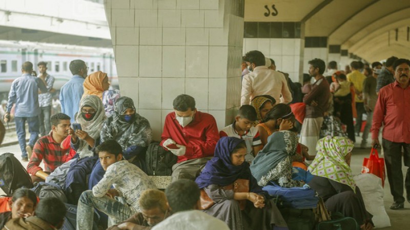 লকডাউনের খবরে ঢাকা ছাড়ছে মানুষ