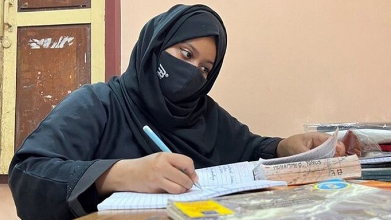 হিজাব বিতর্ক : কর্ণাটকে স্কুল খুলতে শুরু করেছে