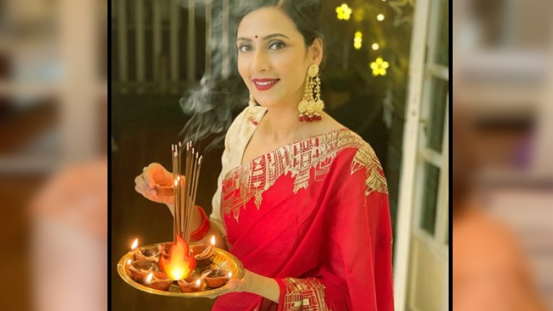 ধুমধাম আয়োজনে সিঁথিতে সিঁদুর পড়ছেন মিম