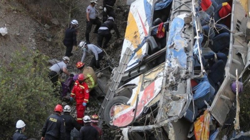 পেরুতে বাস খাদে পড়ে নিহত ৩২