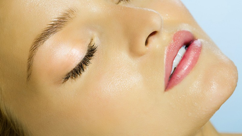 ঘরোয়া ফেসওয়াশেই তৈলাক্ত ত্বকের মুশকিল আসান