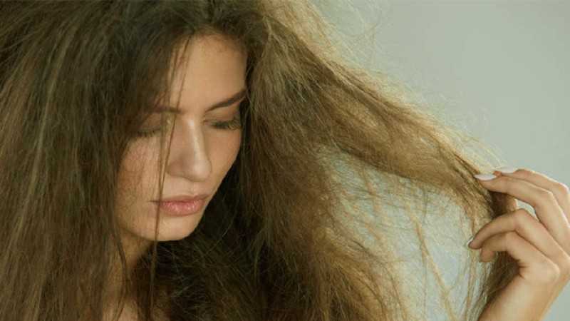 রাতে চুল খুলে ঘুমাতে যান? এখনই বদলান এই স্বভাব