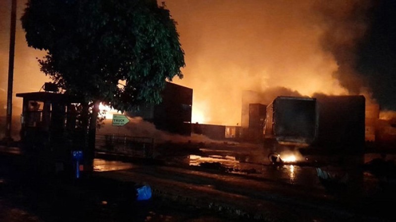 বিএম কনটেইনার ডিপোতে পুড়েছে ৯০০ কোটি টাকার পোশাক