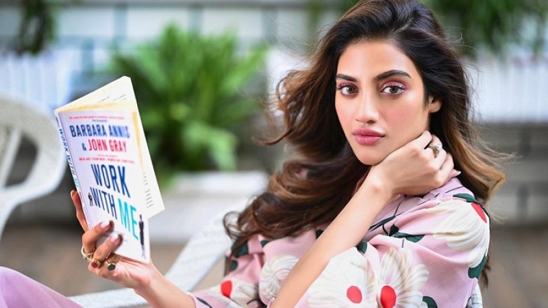 নুসরাতের কারণে চমকে গেলেন শ্রাবন্তী!