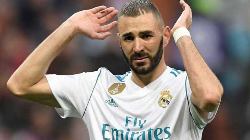 বিশ্বকাপ থেকে ছিটকে গিয়ে বেনজেমার আবেগঘন বার্তা