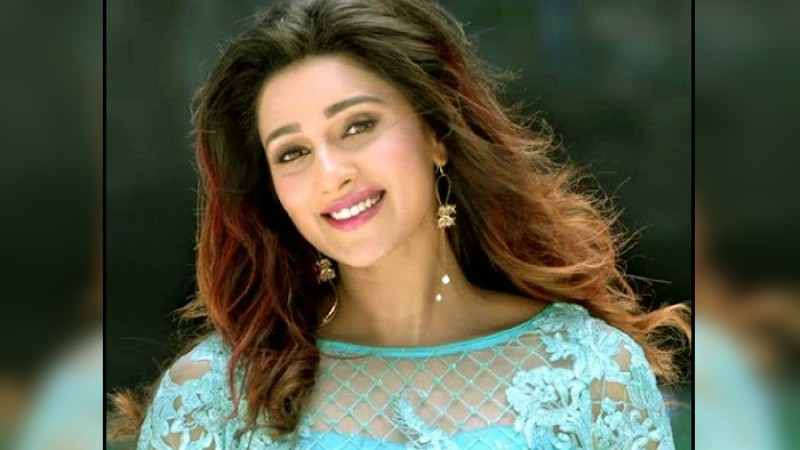 সড়ক দুর্ঘটনায় আহত সায়ন্তিকা